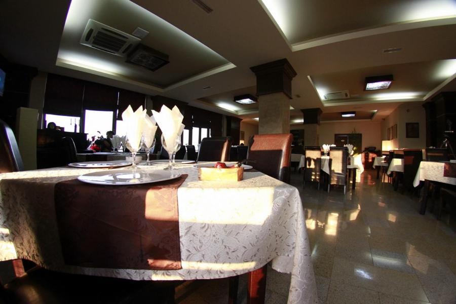 Hotel Imperium Suceava Buitenkant foto