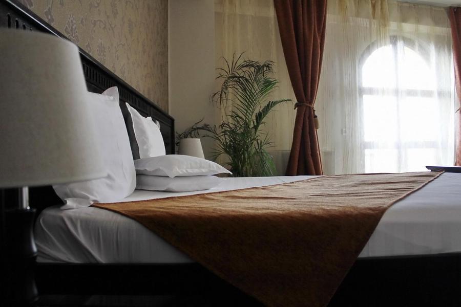 Hotel Imperium Suceava Buitenkant foto