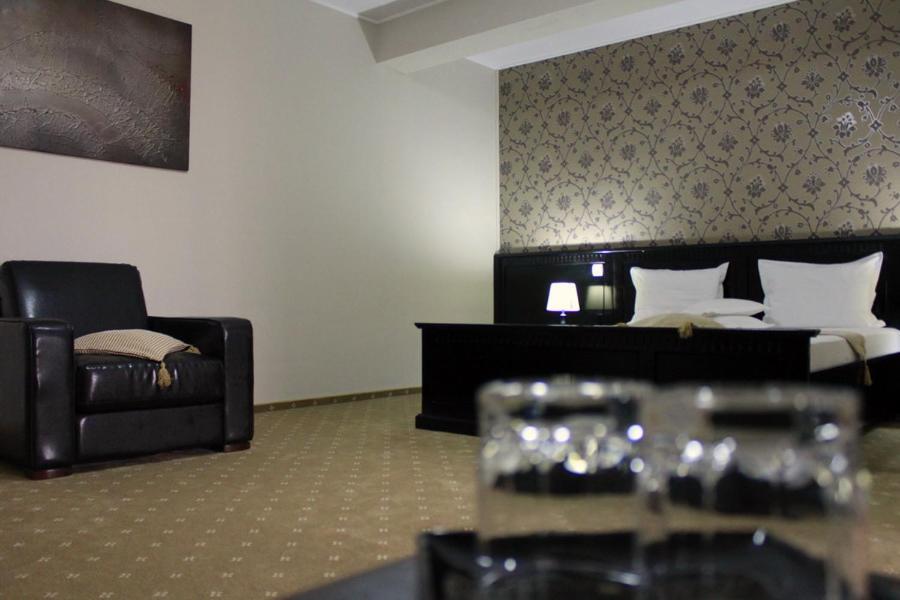 Hotel Imperium Suceava Buitenkant foto
